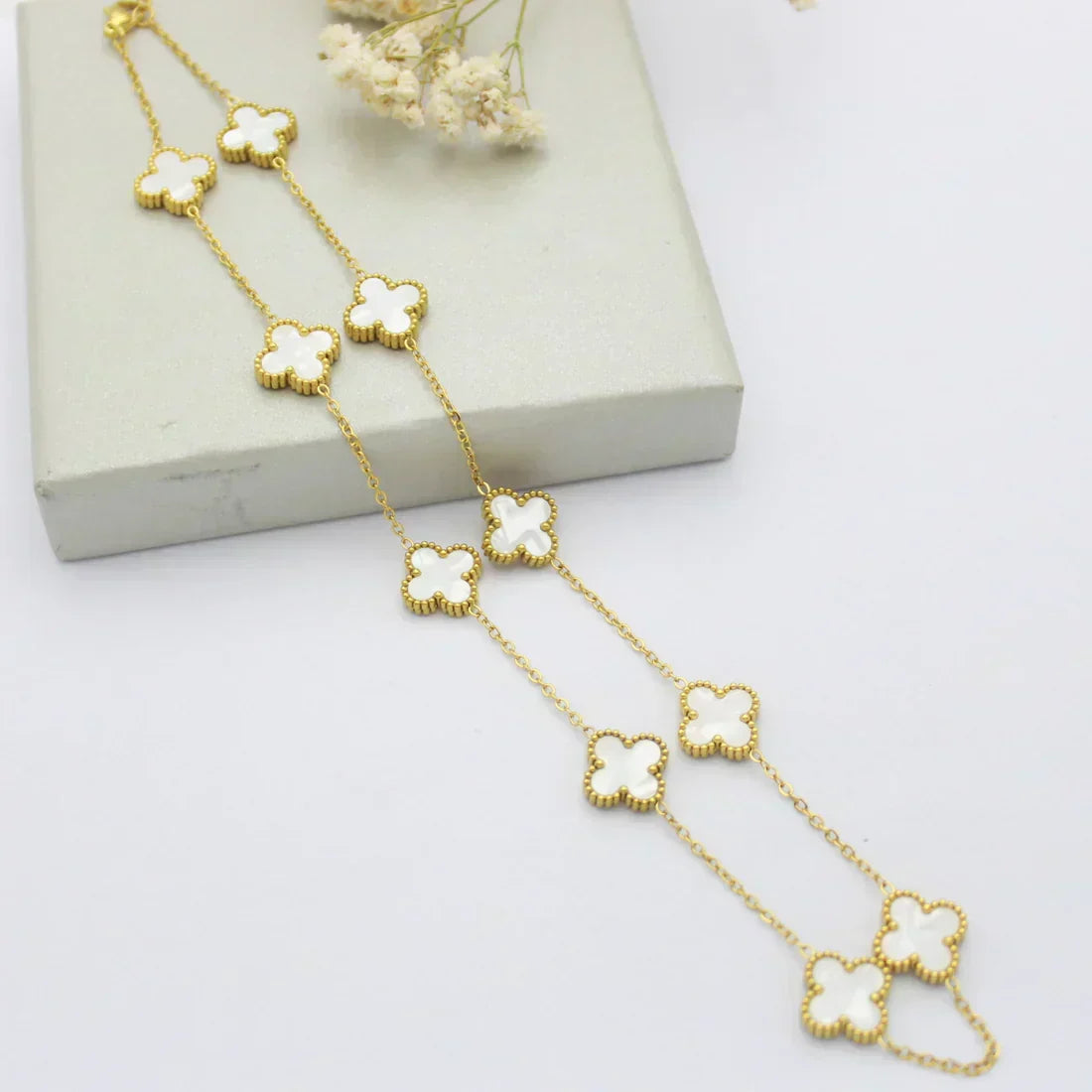 CLOVER | Necklace with 10 Clovers White