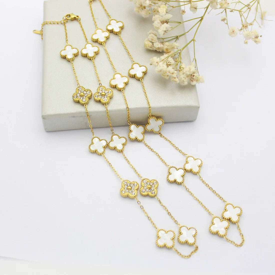 CLOVER | Necklace with 10 Clovers White